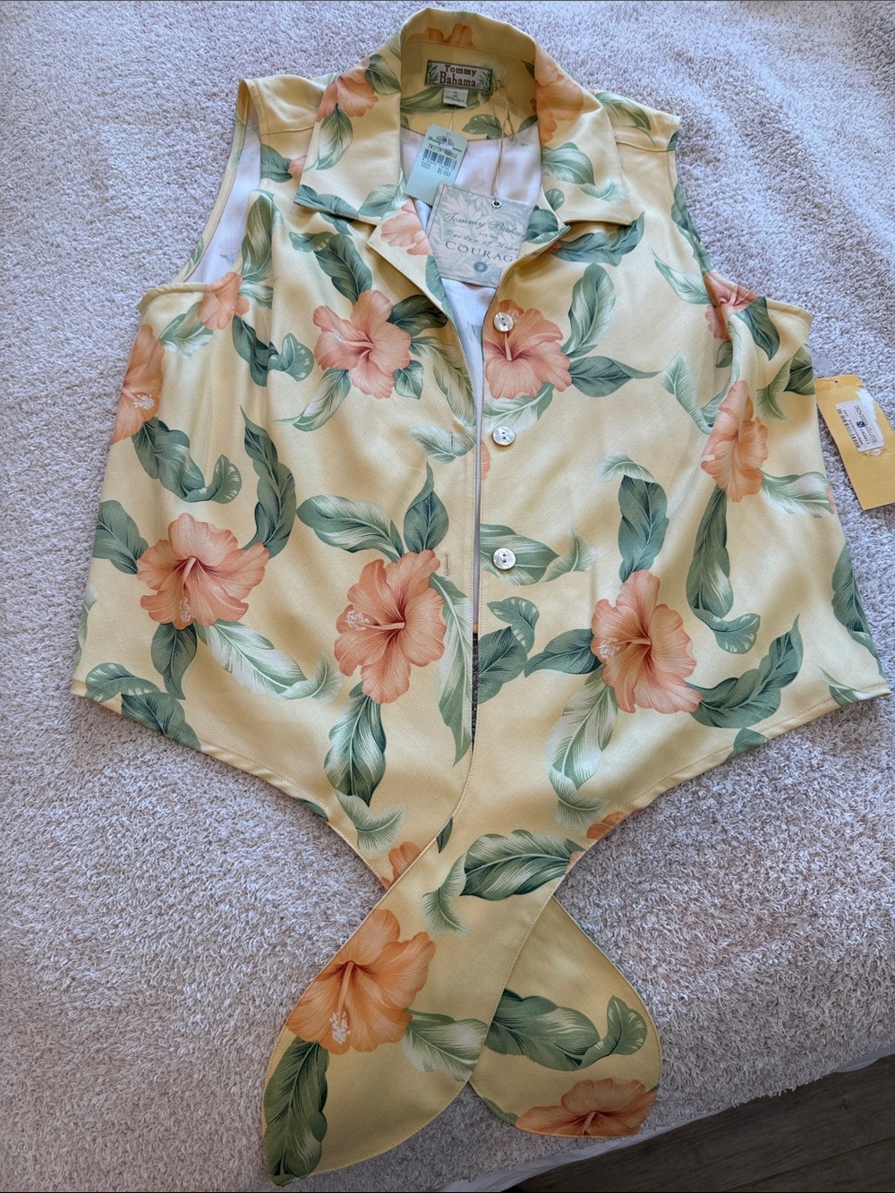 NWT Vintage 100% silk Tommy Bahama tropical top with mother of pearl buttons